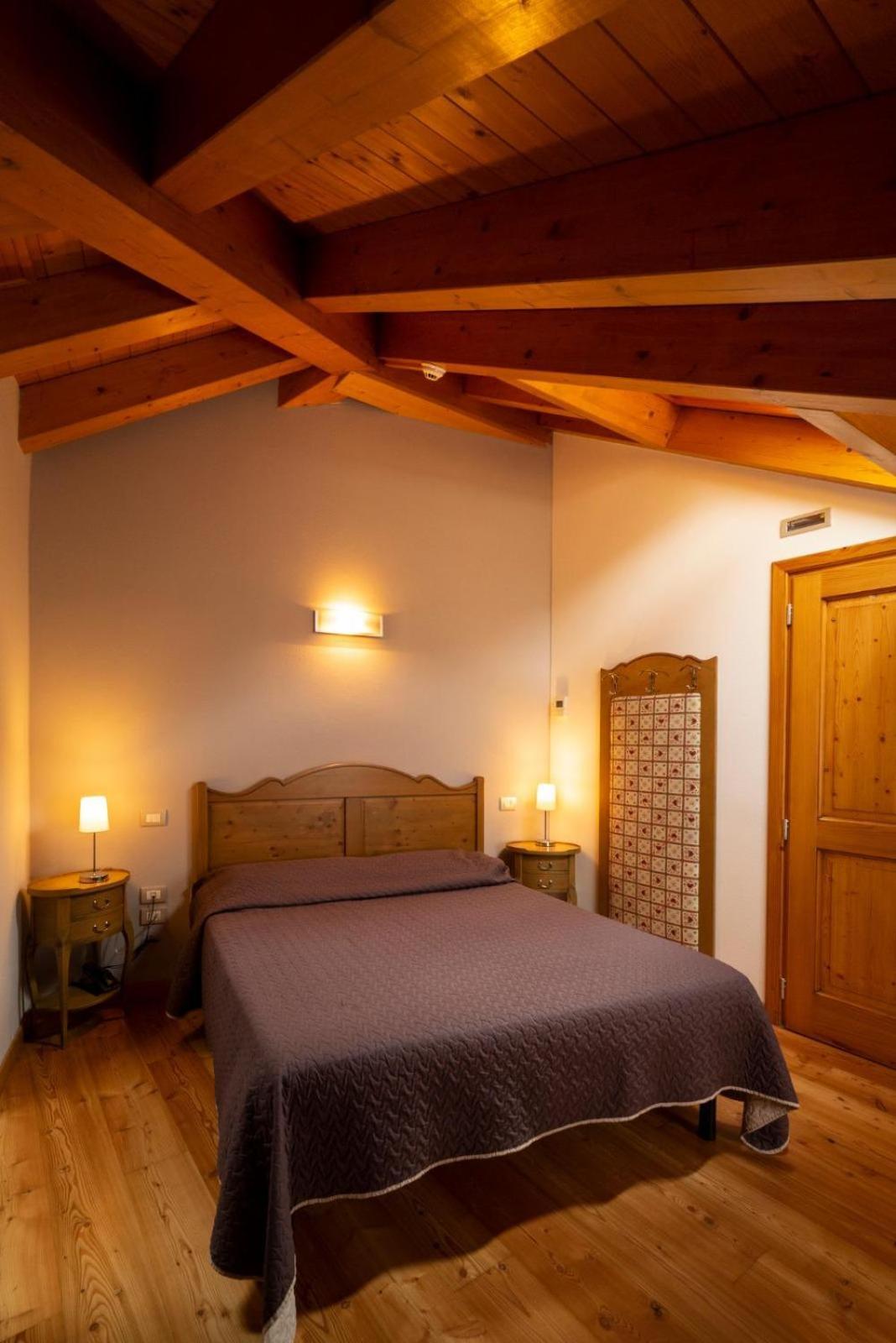 Albergo Parigi Arsie Exterior photo
